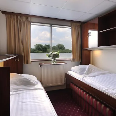 Botel Crossgates Hotelship 3 Star